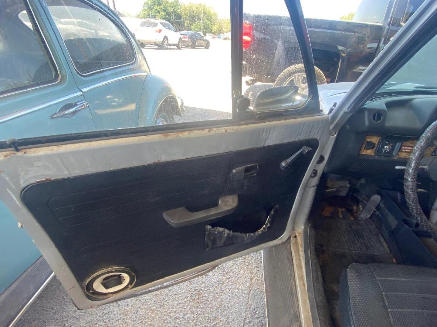 1979 Silver /Black Volkswagen Bug Convertible (1592028095) , Standard transmission, located at 1687 Business 35 S, New Braunfels, TX, 78130, (830) 625-7159, 29.655487, -98.051491 - Photo#4